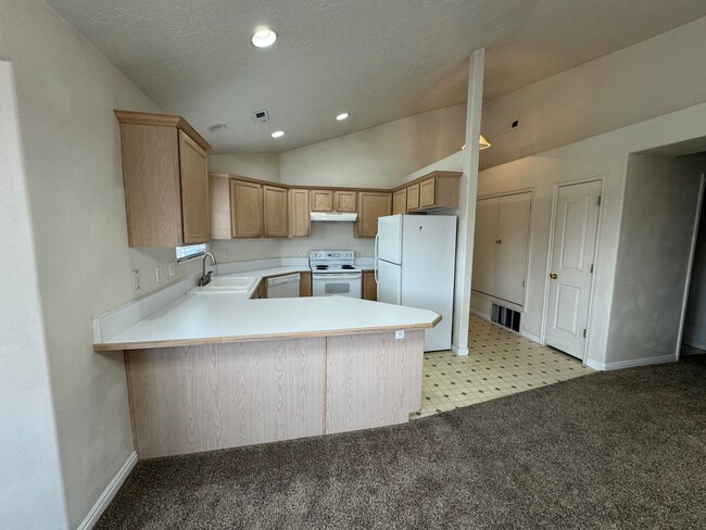 Building Photo - Great 2 bed 1 bath condo located in Countr...