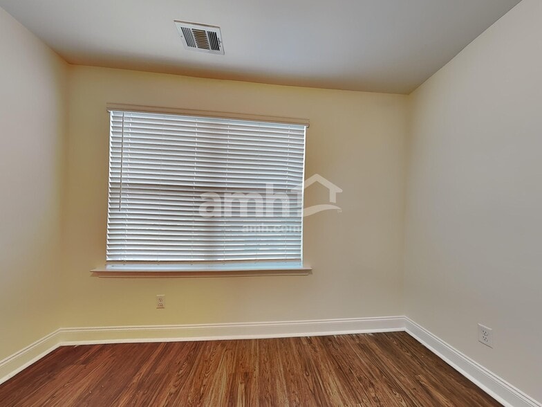 Building Photo - 16 Cherry St