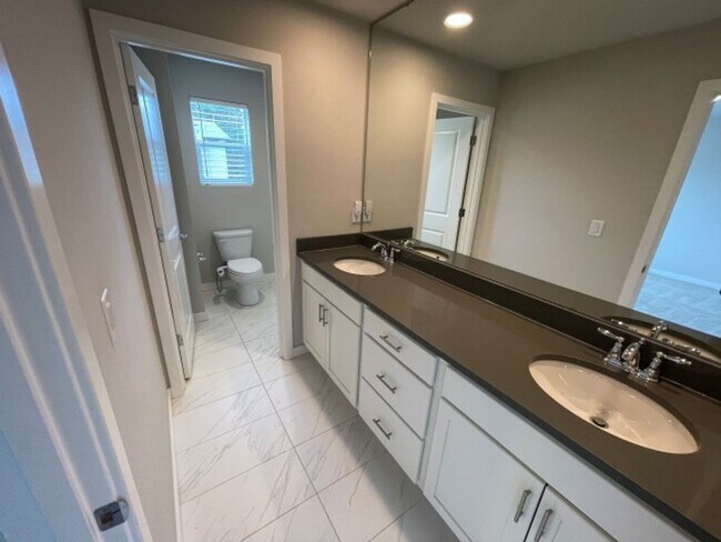 Building Photo - 4bd/3.5ba Lynnwood Townhouse