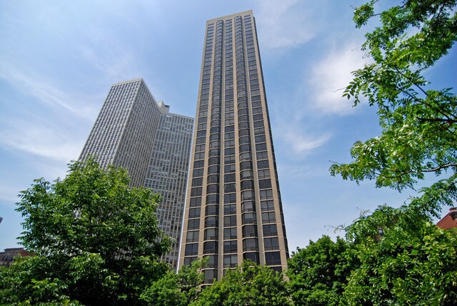 Building Photo - 2650 N Lakeview Ave
