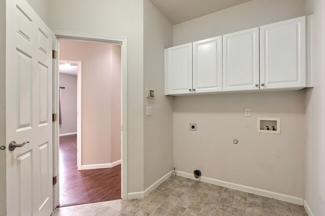 Building Photo - 1451 Thompson Cir