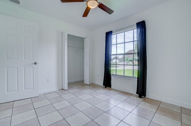 Building Photo - Very Nice 3/2 Home w/ Fenced Yard in St. Cloud with Bonus Room