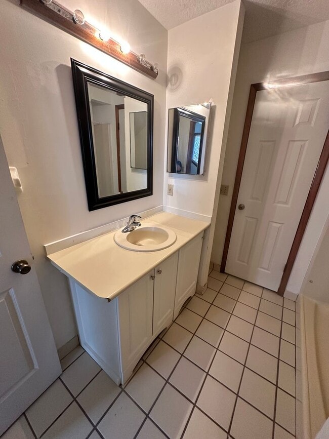 Building Photo - 3 Bedroom Townhome - New Pictures Coming Soon!!