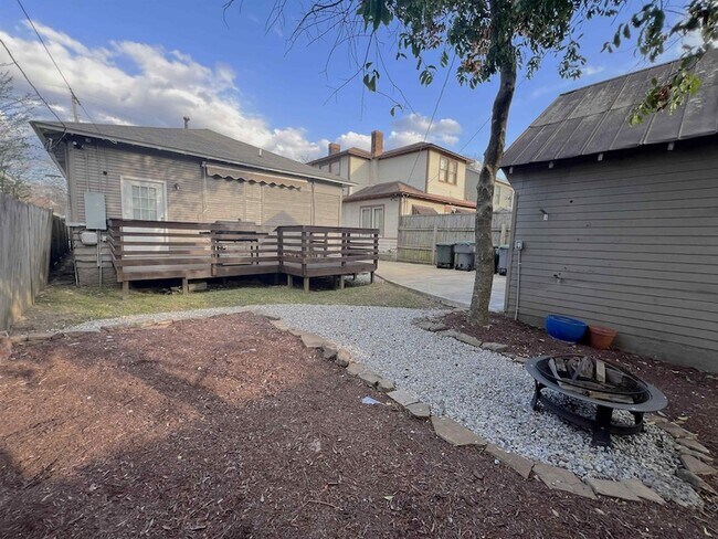 Building Photo - 897 S Cox St