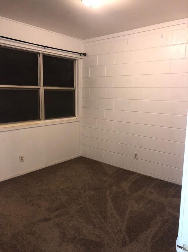 Building Photo - 4/1.5 $1950