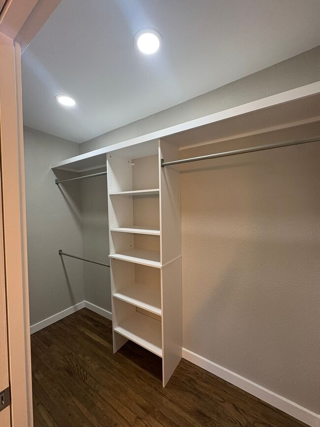 Building Photo - Historic Charm Meets Modern Living – Steps from Downtown Bristol!