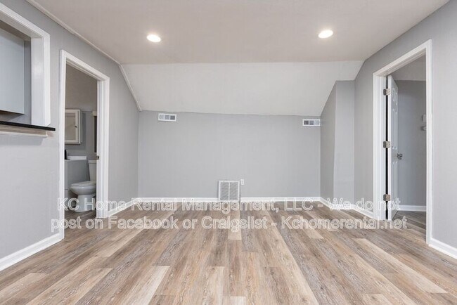 Building Photo - 1111 W 44th St