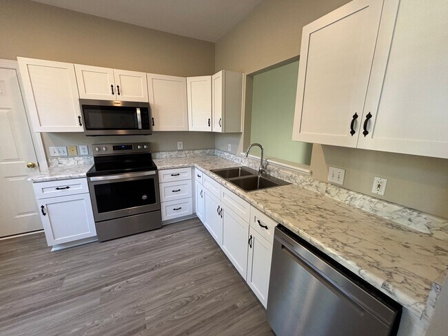 Building Photo - 3 Bed 2.5 Bath Town Home in Carleton Place ~ Students Welcome with Co-Signers!