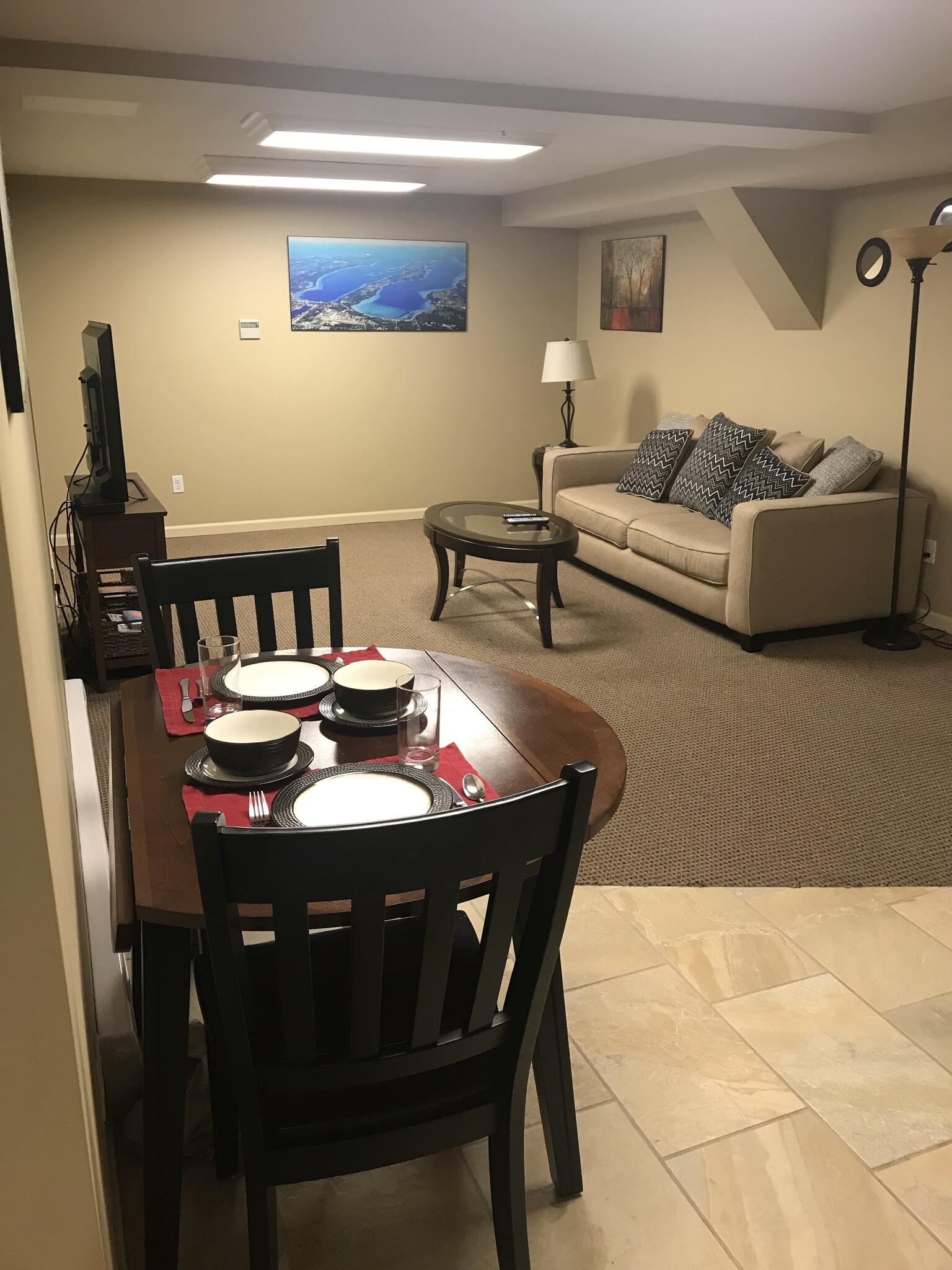 Living room and tabel - 107 Cass St
