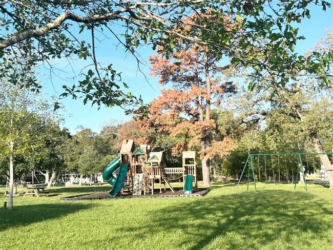 Building Photo - 2114 Shasta Dr