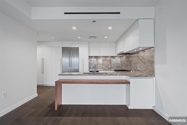 Building Photo - 320 Adolphus Ave