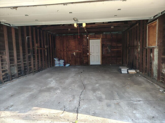 Building Photo - 3 Bed, 1.5 Bath home– Move-In Ready!