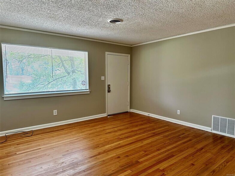 Building Photo - 1009 Rosedale Dr