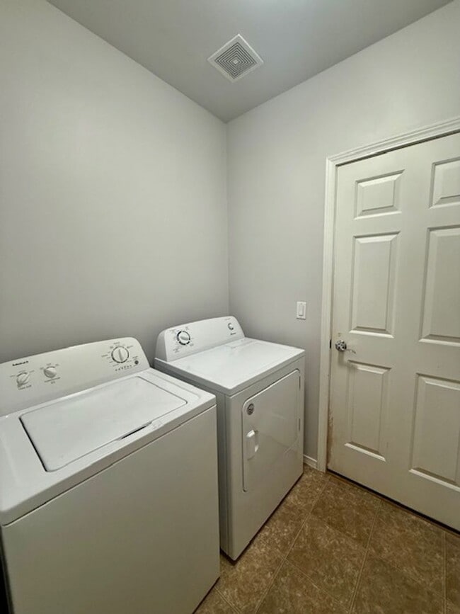 Building Photo - Charming Craftsman Home in SW Bend!