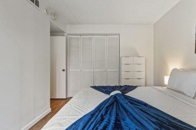 Building Photo - Downtown Honolulu Condo - AC . W/D . Full Kitchen