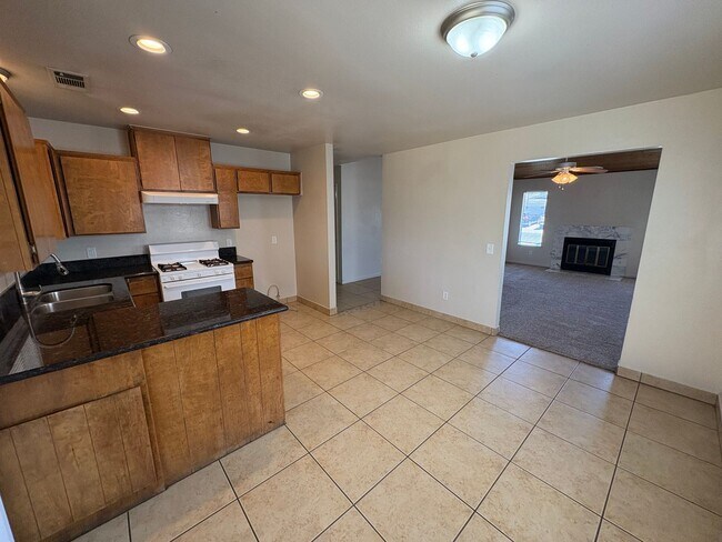Building Photo - Cozy Home On Spacious Lot In Tulare Available Now!