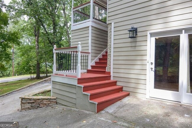 Building Photo - 639 Lakeshore Dr NW