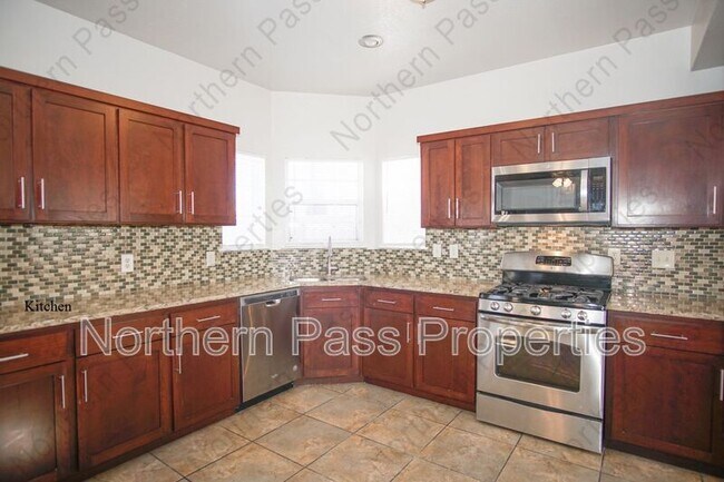 Building Photo - 7317 Luz De Lumbre Ave
