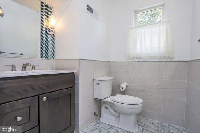 Building Photo - 2962 Strathmeade St