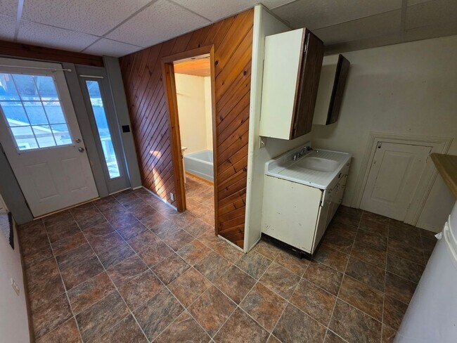 Building Photo - 108 W Vine St