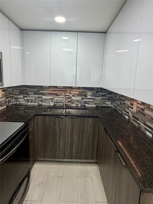 Building Photo - 1705 W 57th St