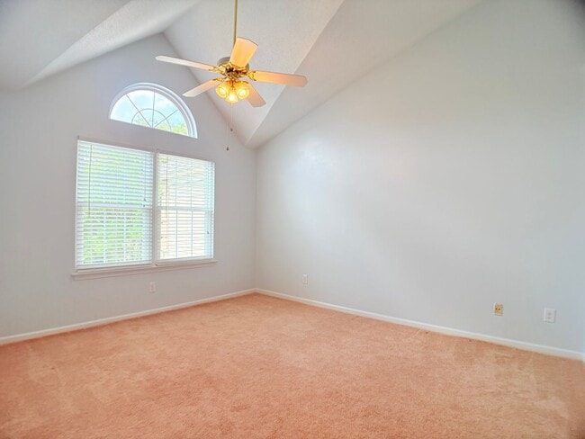 Building Photo - Move in Ready 2 bedroom condo Prime location