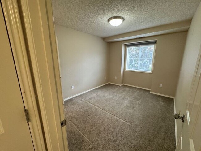 Building Photo - GREAT HOME IN CASCADE PARK. 3 bedrooms, 2 ...