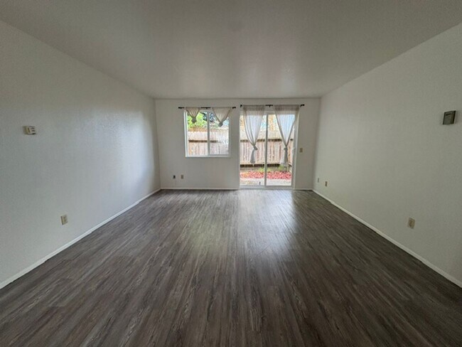Building Photo - 680 D St