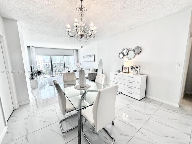 Building Photo - 500 Bayview Dr