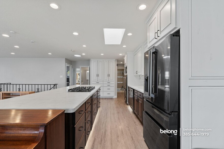 Building Photo - 428 200 E