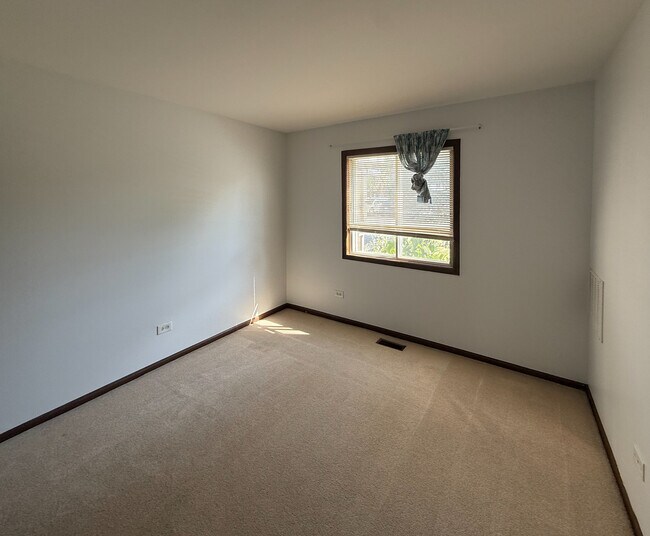 Building Photo - 325 Memory Ln