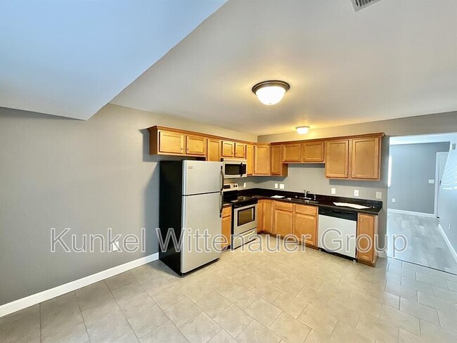 Building Photo - 704 Fountain View Dr