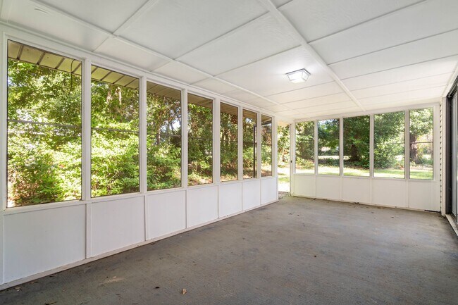 Building Photo - Lake Forest Golf Community