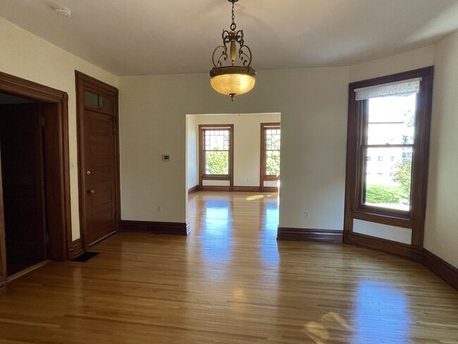 Main Door/Dining Room/Living Room - 596 Niagara St