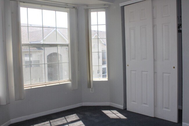 Building Photo - Stunning 3rd Floor 3 BR/2 BA Littleton Con...