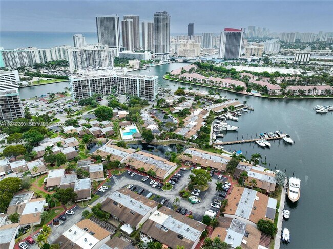 Building Photo - 2753 Parkview Dr S