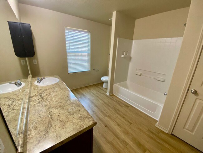 Building Photo - It's a Beauty ~ Great Location ~ 3/2.5 ~ M...