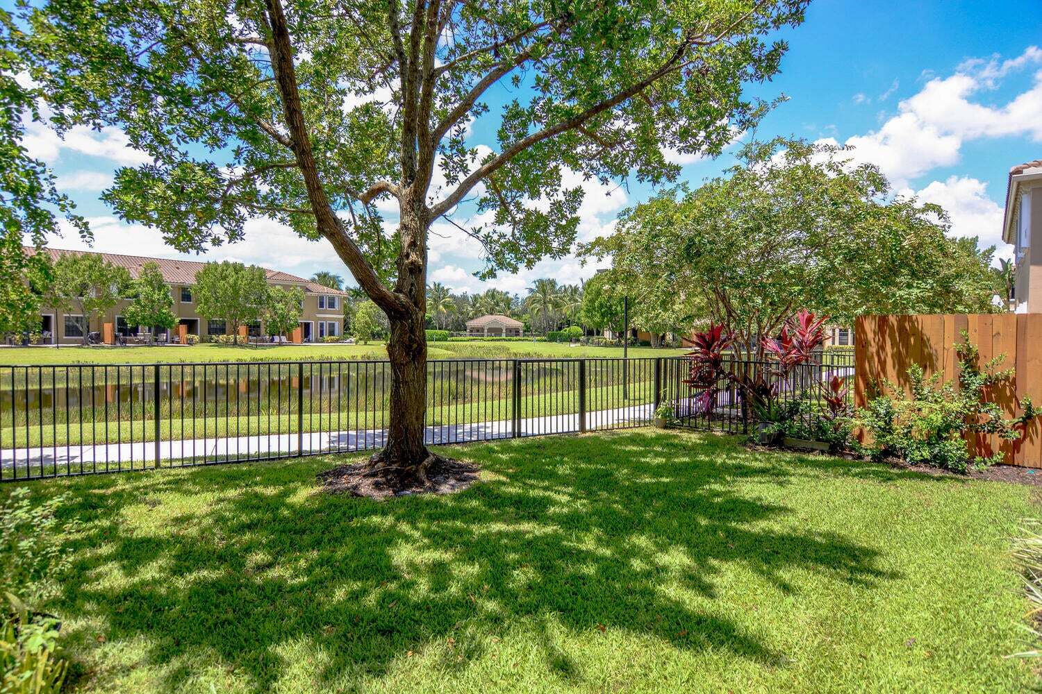 Building Photo - 10373 Wellington Parc Dr