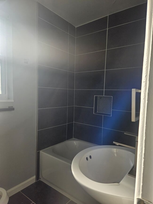 Building Photo - 3 bedroom 2 bath home