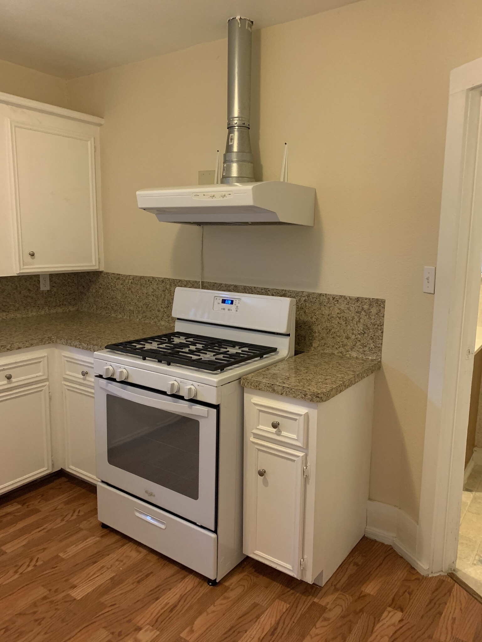 Gas stove/range - 1523 35th Street