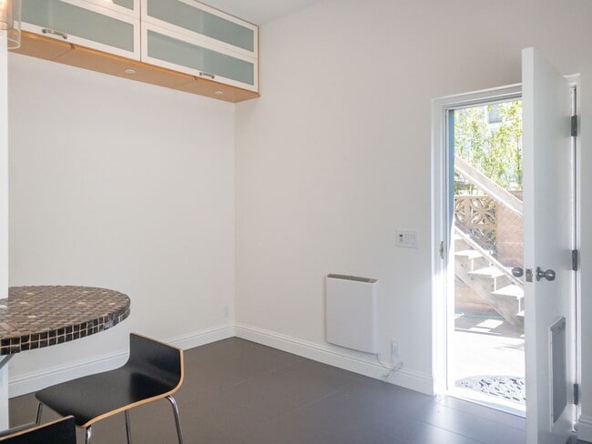 Building Photo - 1Bed/1Bath! Parking! Laundry! Garden! Pet! PROGRESSIVE