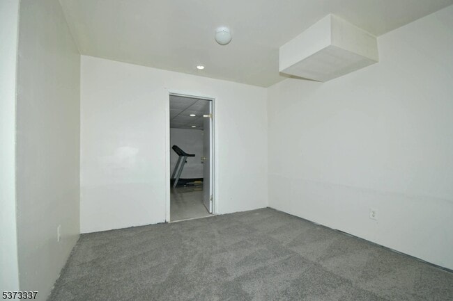 Building Photo - 65 Vones Ln
