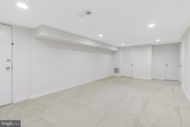 Building Photo - 4640 31st Rd S