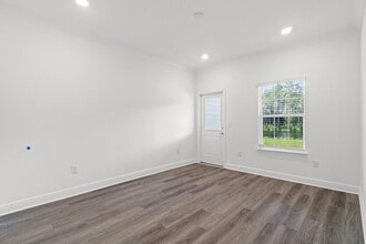 Building Photo - 212 Kara Lake Dr