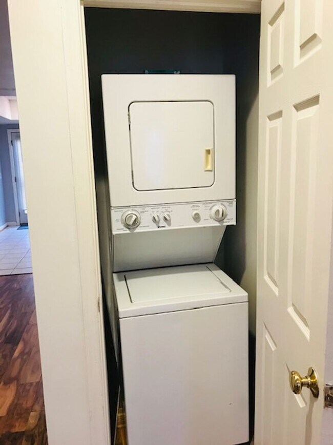 Building Photo - 2 Bed 2.5 Bath row house located just a short distance from RFK stadium in NE Washington, DC.