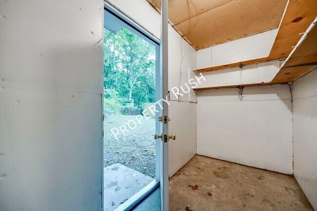 Building Photo - 2323 Green Forest Dr