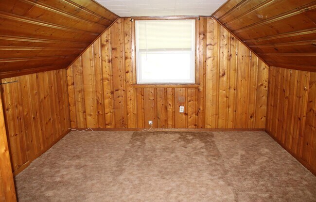 Building Photo - 4 bedroom/1 Bath Single Home!