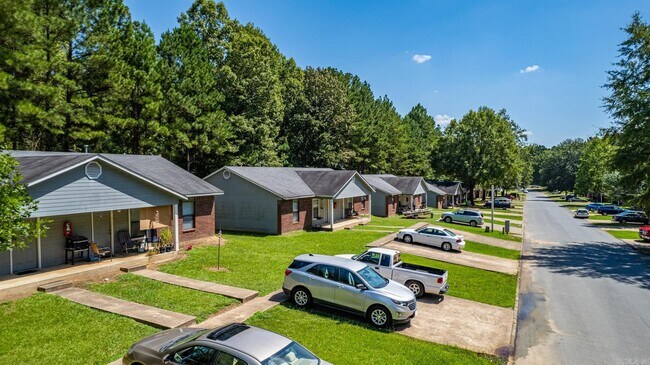 Building Photo - 1309 Country Oaks Dr