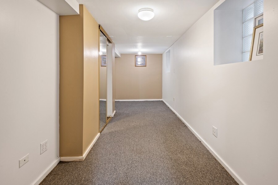 Building Photo - 1529 W Nelson St