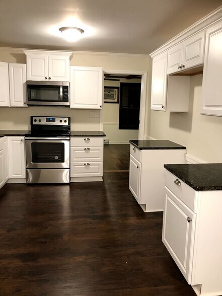 Building Photo - 1707 Woodside Dr